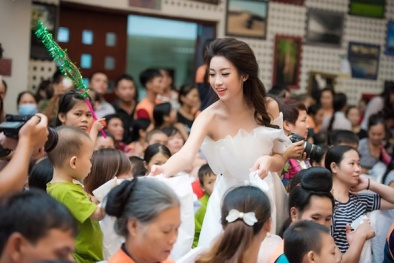 Hoa hậu Mỹ Linh: Em nghĩ gì mà mặc thế đi từ thiện