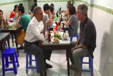 CNN tung clip Tổng thống Obama dùng đũa ăn bún chả thành thạo