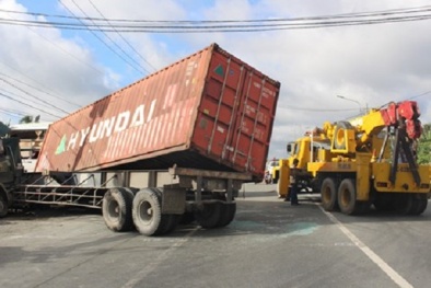 Xe container đâm xe khách, 2 người tử vong 14 người bị thương