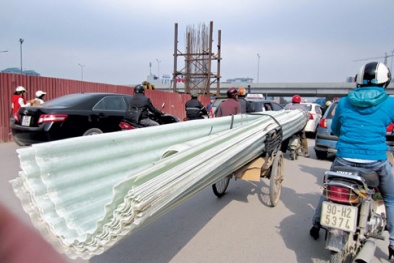 Hà Nội: Khiếp vía nhìn 'hung thần' tung hoành ngang dọc trên phố