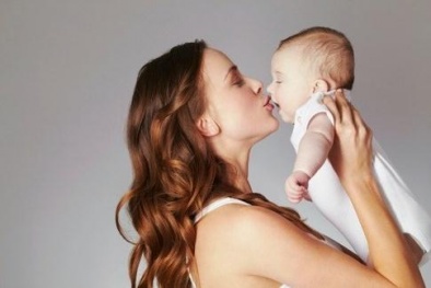 Trẻ nguy cơ nhiễm virus Herpes và tử vong do người lớn hôn