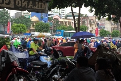 TP.HCM hứng cơn mưa sáng đầu tuần, kẹt xe khắp đường trên địa bàn