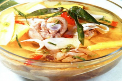 Mát trời làm món canh gà nấu măng chua đãi cả nhà