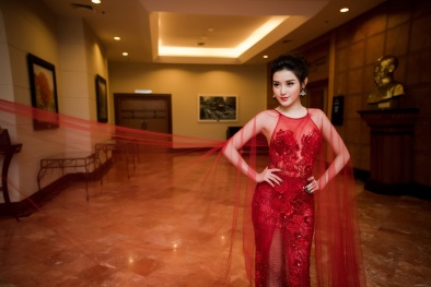 Á hậu Huyền My đẹp tựa nữ thần với váy xuyên thấu