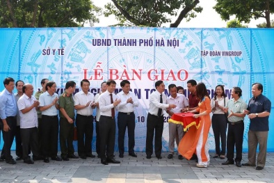 Vingroup trao tặng Thành phố Hà Nội 3 xe kiểm nghiệm thực phẩm