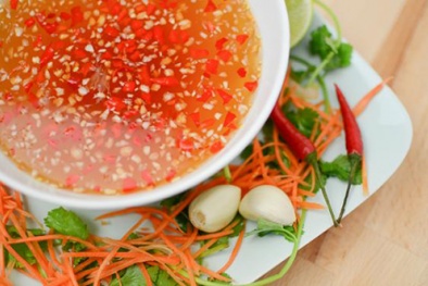Bản tin cảnh báo 12/10: Nước mắm công nghiệp 'giết' nước mắm truyền thống?