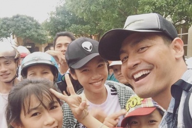 MC Phan Anh mang 16 tỉ đến cứu trợ đồng bào lũ lụt