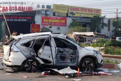 Tai nạn tàu hỏa ở Thường Tín: Ô tô tan nát, 5 người tử vong