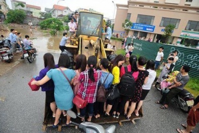 Điểm mặt các dịch vụ kỳ lạ 'lên ngôi' và 'hốt bạc' trong mùa mưa lũ