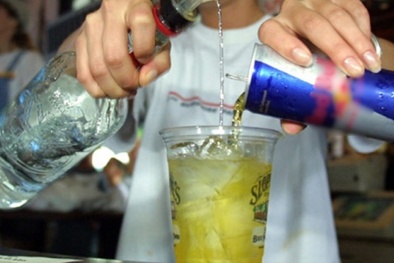 Rượu pha nước tăng lực có nguy cơ hại não ngang ma túy