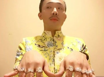 Lộ thiệp cưới với Hari Won, Trấn Thành vội khoe 8 nhẫn kim cương