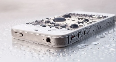 Đánh rơi điện thoại iPhone xuống hồ nước, 1 năm sau vớt lên vẫn... chạy tốt