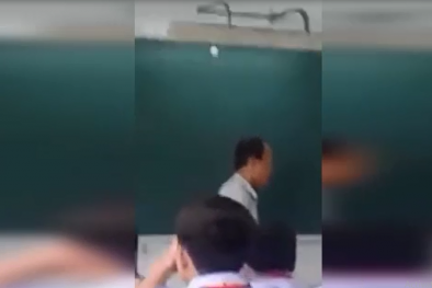 Thầy giám thị tát học sinh trong lớp