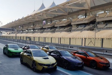 Choáng ngợp với dàn siêu xe BMW i8 bảy sắc cầu vồng