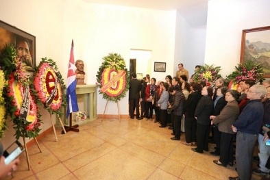 Lãnh đạo Đảng, Nhà nước, Chính phủ cùng người dân tới viếng lãnh tụ Cuba Fidel Castro