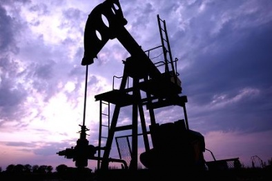 Giá dầu giảm trước thềm cuộc họp đóng băng sản lượng của OPEC