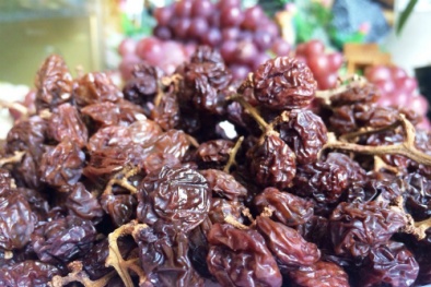 Dưa lưới sấy khô, nho nguyên chùm hút khách mùa Tết