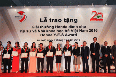 Trao 30.000 USD và 10 xe máy cho 10 nhà khoa học trẻ xuất sắc