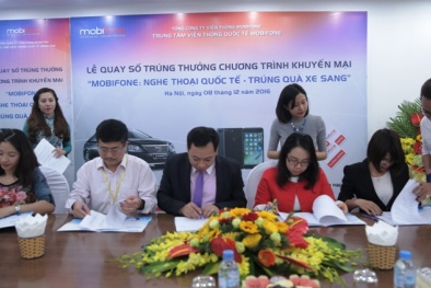 MobiFone tổ chức quay thưởng, một khách hàng trúng Toyota Camry 2.0
