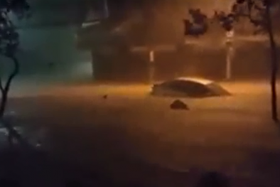 Clip: Ôtô trôi 'bồng bềnh' trên đường ngập nước ở Nha Trang
