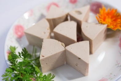 Giò chả ngày Tết thơm ngon, giòn dai tiềm ẩn hóa chất