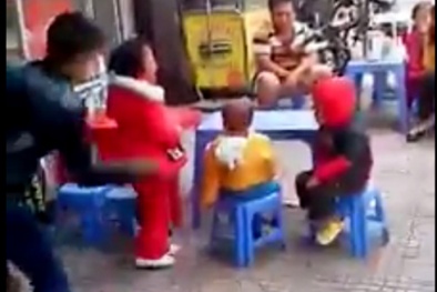 Đã tìm ra danh tính người cha quật dây lưng vào đầu con gây phẫn nộ