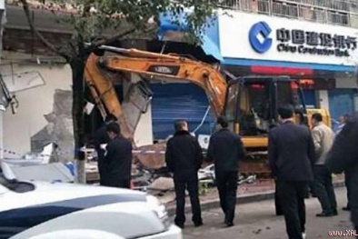 Trung Quốc bắt kẻ dùng máy xúc trộm tiền ngân hàng