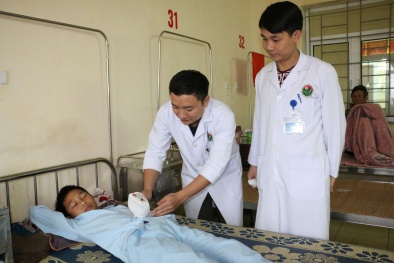 Nam sinh bị nát tay vì chơi pháo tự chế làm từ van xe đạp và diêm