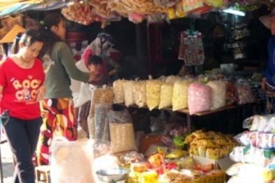 Tràn ngập bánh kẹo, mứt tết không rõ nguồn gốc tại các chợ truyền thống