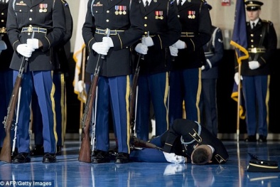 Clip: Lính Mỹ ngất xỉu trong lễ từ biệt của Tổng thống Obama