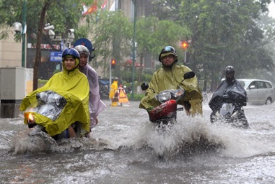 Áp thấp nhiệt đới trên biển Đông bất ngờ hoạt động mạnh trở lại