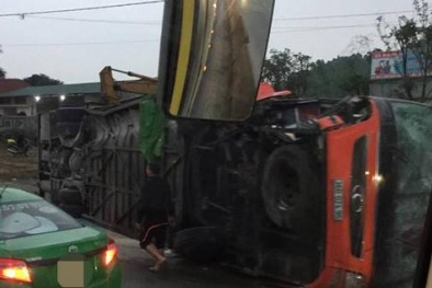 Lật xe khách trên quốc lộ, 14 người cấp cứu