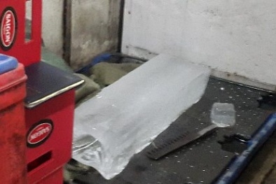 Hàng loạt mẫu nước đá trên thị trường nhiễm vi sinh gây hại