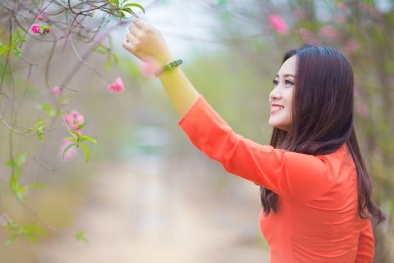 Nam thanh nữ tú rộn ràng check-in vườn đào Nhật Tân dịp giáp Tết