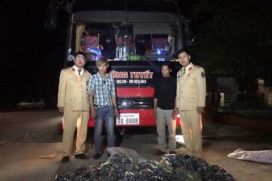 Phát hiện hơn 28.000 quả pháo trên xe khách biển số Lào