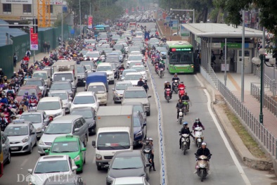 Mặc giải phân cách, xe buýt nhanh vẫn bị lấn làn