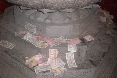 Đặt tiền mùa lễ hội: Nét đẹp văn hóa bị biến tướng