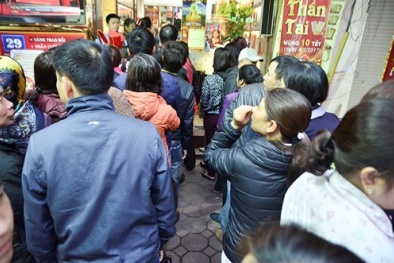 Ngày Thần Tài: Sáng chen chúc mua vàng, chiều lỗ vốn nặng