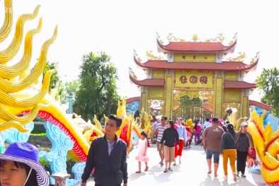 Nhộn nhịp không khí du xuân tại đền thờ Tổ của Hoài Linh