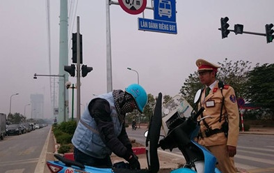 Cảnh sát giao thông xử phạt phương tiện lấn làn xe buýt nhanh BRT