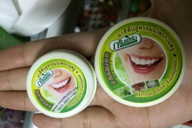 Rụng răng, tụt lợi vì thuốc tẩy trắng răng tại nhà