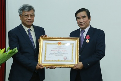 Trao Huân chương Lao động hạng Ba cho Viện trưởng Viện Đo lường Việt Nam Vũ Khánh Xuân