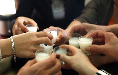 Quán cơm ở Hà Nội bán rượu chứa methanol vượt ngưỡng hàng ngàn lần