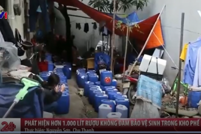 Video: Kinh hoàng hơn 1.000 lít rượu không rõ nguồn gốc ẩn trong kho phế liệu