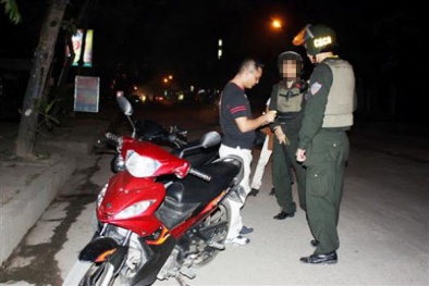 Khởi tố nhóm thanh niên vi phạm giao thông, đánh cảnh sát cơ động