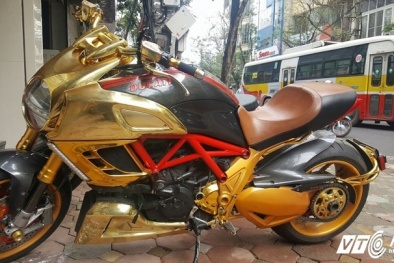 Siêu xe Ducati Diavel mạ vàng gây chú ý trên phố Hà Nội