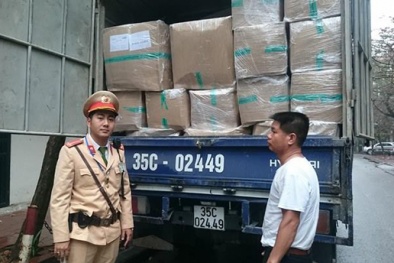 Hà Nội: Bắt xe chở mỹ phẩm, hàng tạp hoá không rõ nguồn gốc