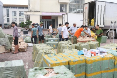Hàng nghìn tai nghe, kính bơi nhập lậu từ Trung Quốc bị bắt giữ