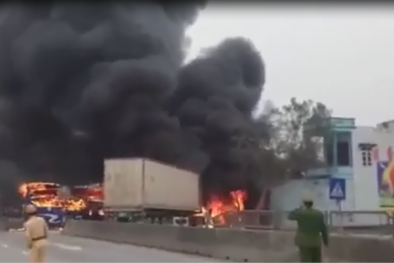 Clip: Xe khách giường nằm và container cháy ngùn ngụt sau va chạm