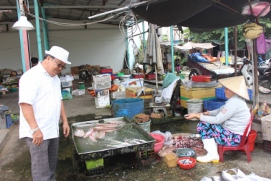 Ông Năm Hấp lập chợ, 'mời' người bán hàng rong vào bán như thế nào?